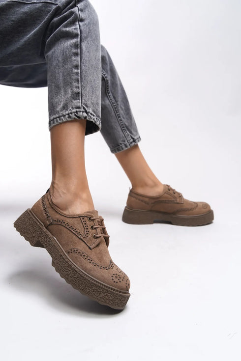 حذاء جلد باللون البني