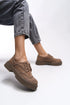 حذاء جلد باللون البني