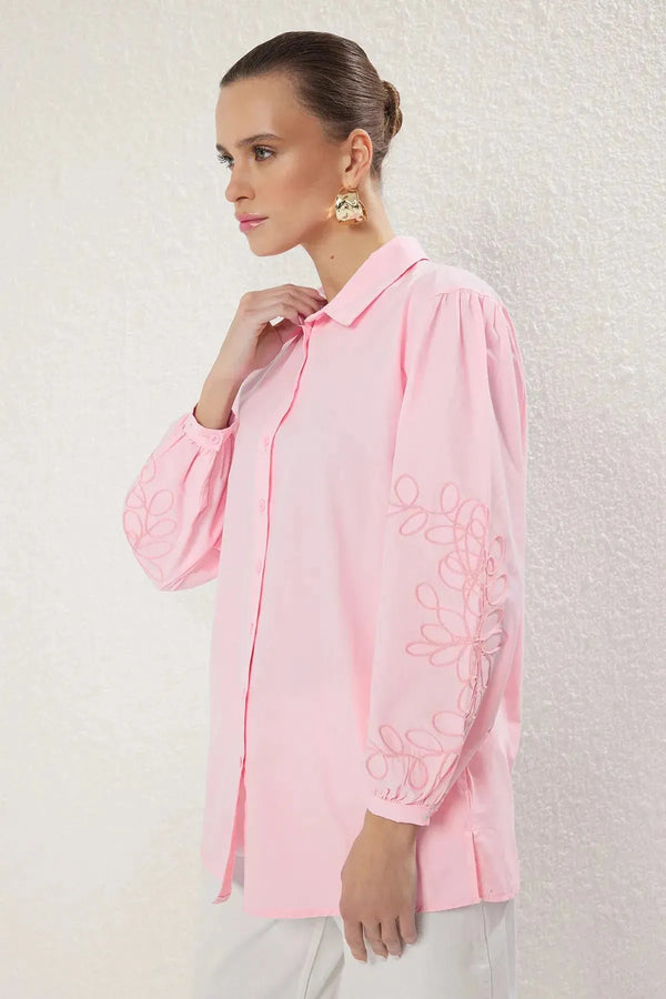 قميص بتفاصيل تطريز على الأكمام - وردي