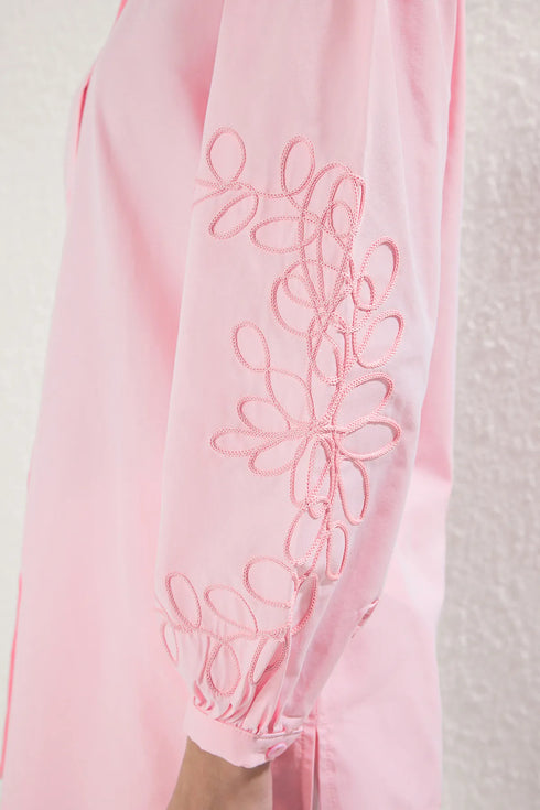 قميص بتفاصيل تطريز على الأكمام - وردي