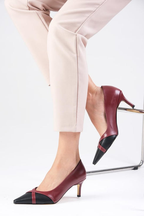 حذاء بكعب عالي باللون العنابي