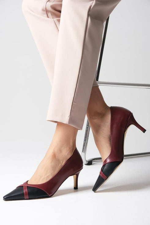 حذاء بكعب عالي باللون العنابي