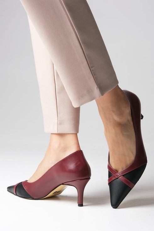 حذاء بكعب عالي باللون العنابي