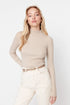 بلوزة بأكمام طويلة باللون البيج