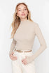 بلوزة بأكمام طويلة باللون البيج