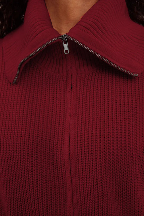 كنزة - صوفية باللون الأحمر الداكن