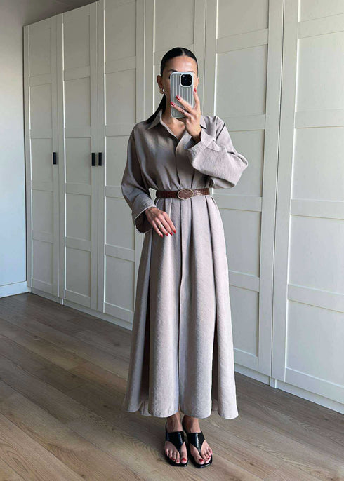 فستان بلون بيج مع حزام جلد كاميل