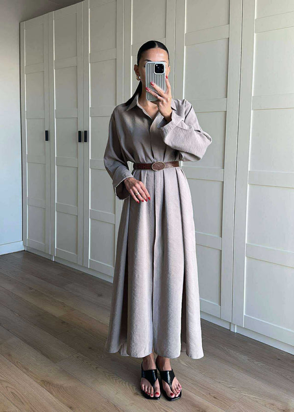 فستان بلون بيج مع حزام جلد كاميل