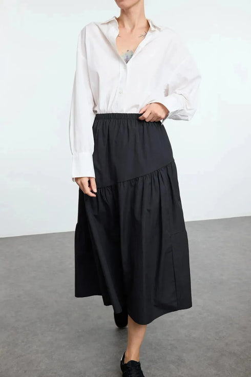 تنورة طويلة منسوجة باللون الأسود