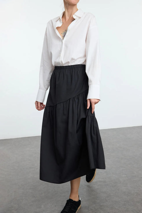 تنورة طويلة منسوجة باللون الأسود