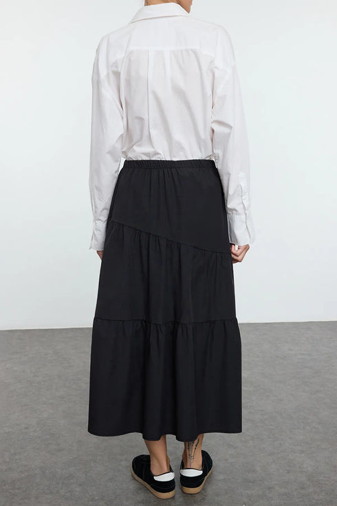 تنورة طويلة منسوجة باللون الأسود