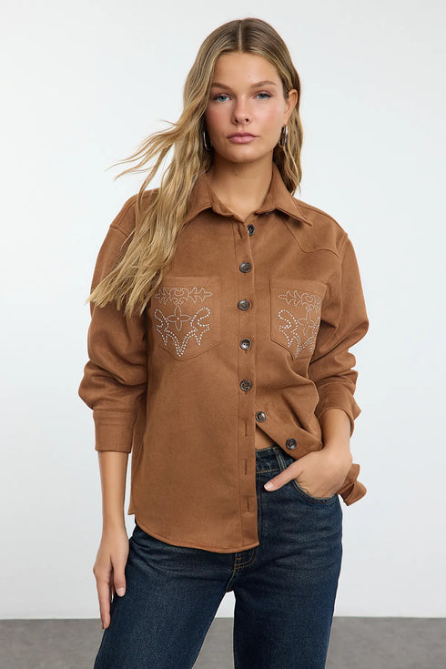 قميص مزين بأحجار باللون البني