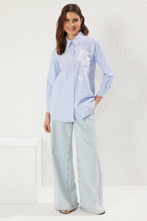 قميص مخطط ومطرز - أزرق