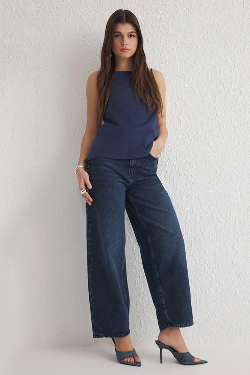 بنطلون جينز نسائي أزرق غامق بخصر عالٍ وواسع