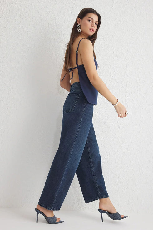 بنطلون جينز نسائي أزرق غامق بخصر عالٍ وواسع