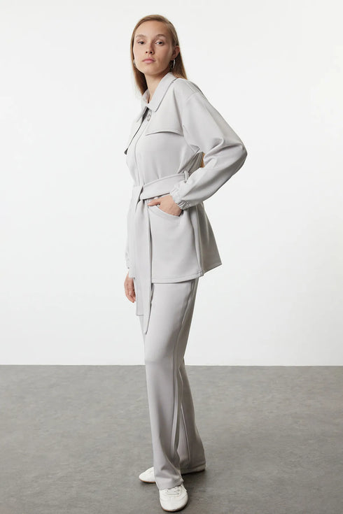 طقم نسائي باللون الرمادي