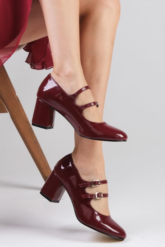 حذاء بكعب عالي باللون البوردو