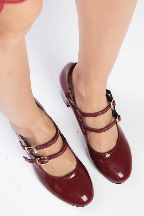 حذاء بكعب عالي باللون البوردو