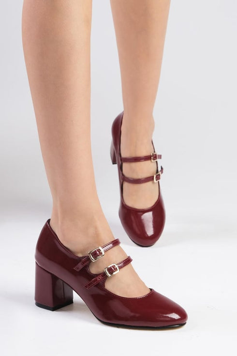 حذاء بكعب عالي باللون البوردو