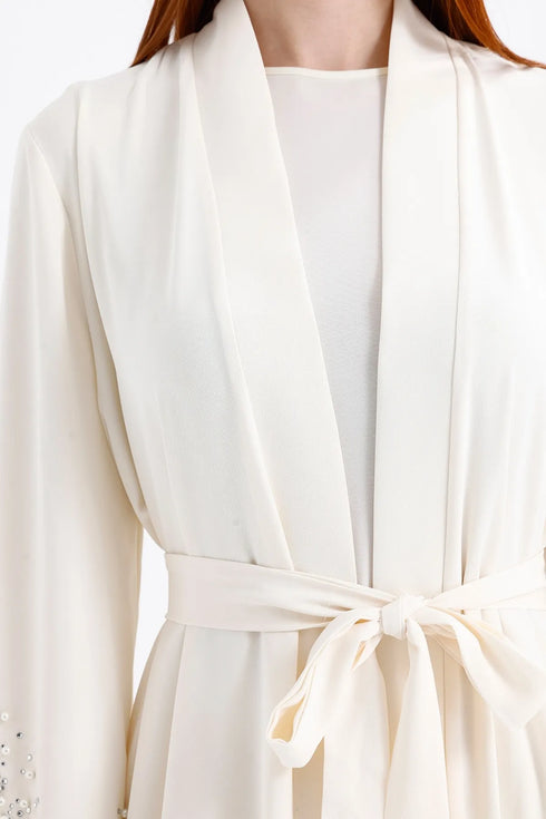 عباية لون أوفوايت بتفاصيل لؤلؤ