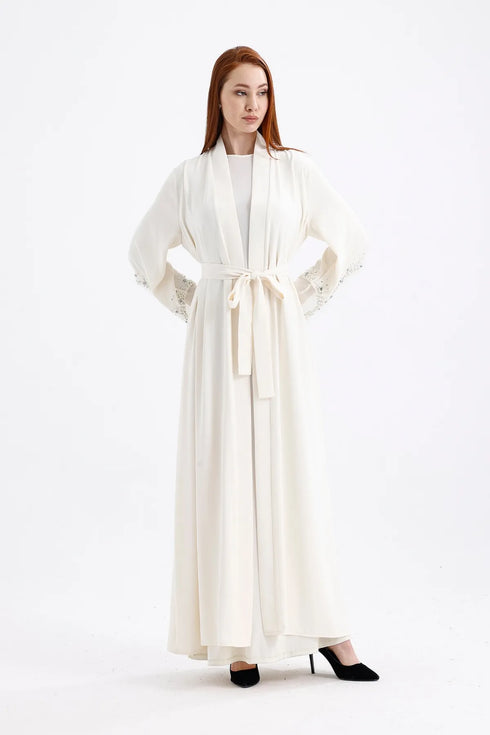 عباية لون أوفوايت بتفاصيل لؤلؤ