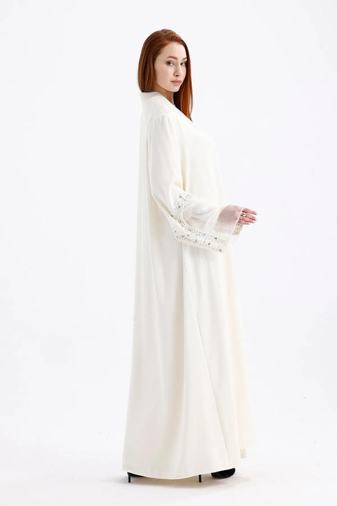 عباية لون أوفوايت بتفاصيل لؤلؤ