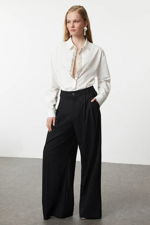 قميص أبيض بتفاصيل اللؤلؤ