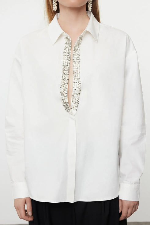 قميص أبيض بتفاصيل اللؤلؤ