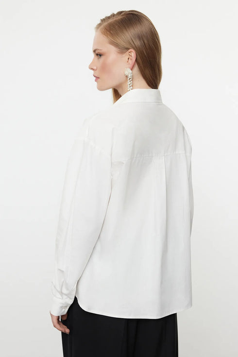 قميص أبيض بتفاصيل اللؤلؤ