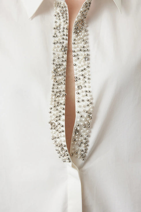 قميص أبيض بتفاصيل اللؤلؤ