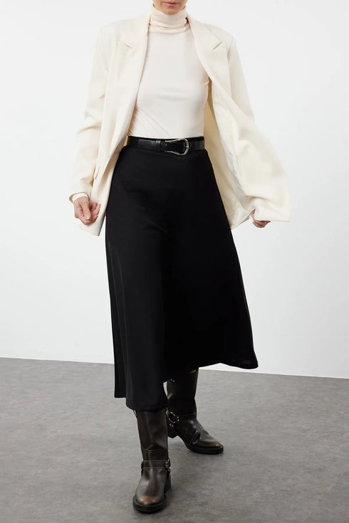 تنورة نسائية لون أسود