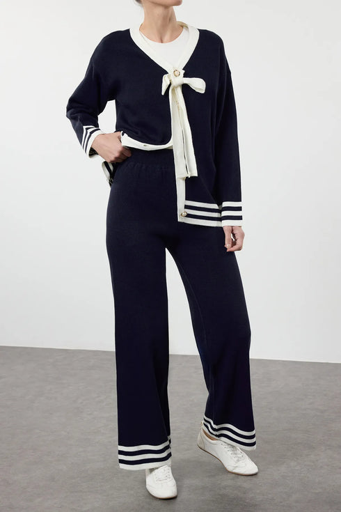 طقم تريكو باللون الأزرق الغامق