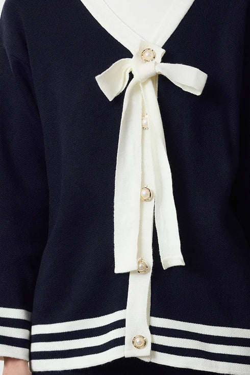 طقم تريكو باللون الأزرق الغامق