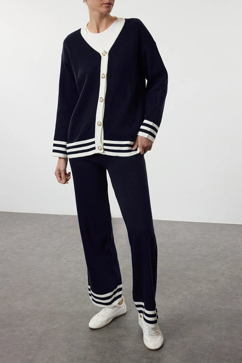 طقم تريكو باللون الأزرق الغامق