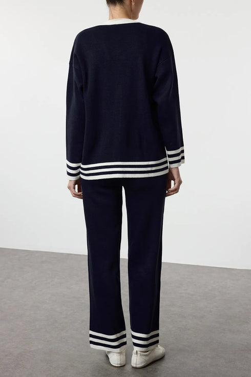 طقم تريكو باللون الأزرق الغامق