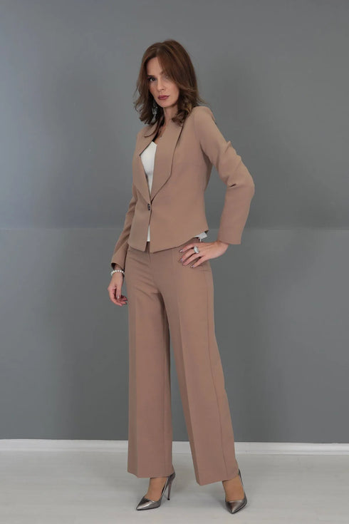 طقم جاكيت قصير وبنطلون واسع - بني فاتح