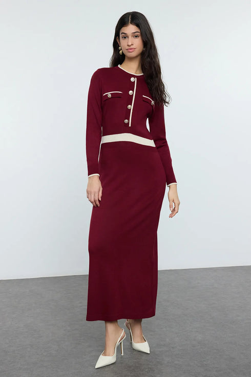 فستان تريكو بأزرار باللون البوردو