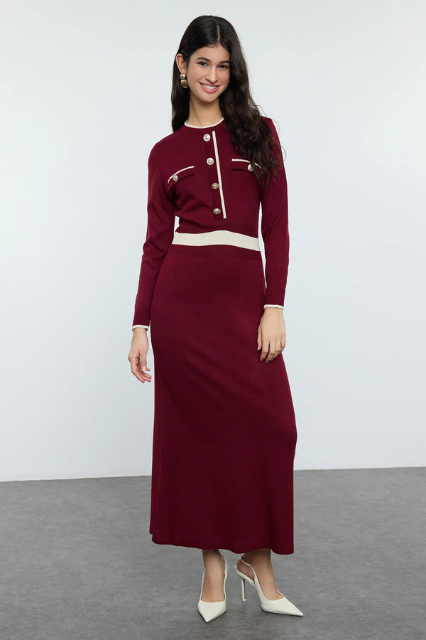 فستان تريكو بأزرار باللون البوردو