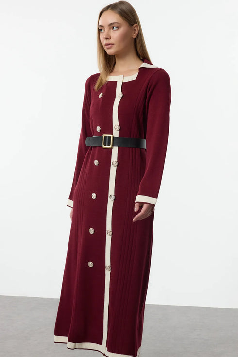 فستان تريكو بأزرار باللون العنابي