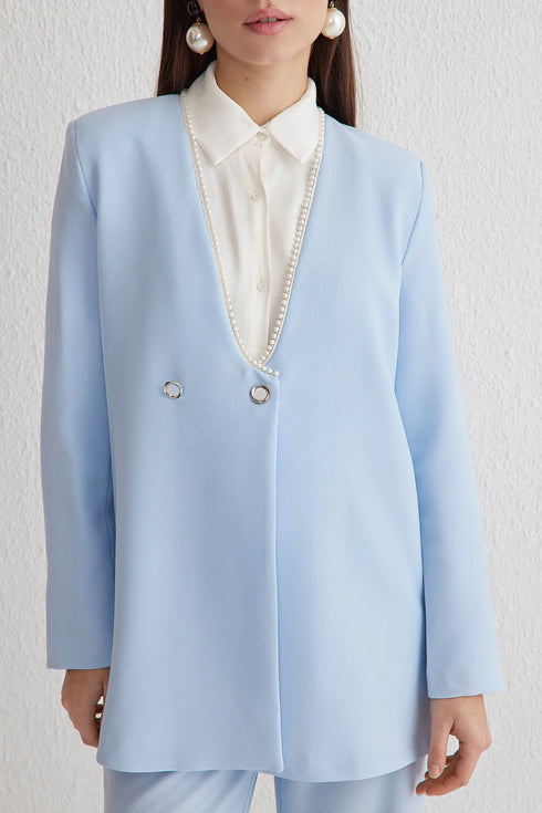 طقم بتفاصيل من اللؤلؤ لون أزرق فاتح