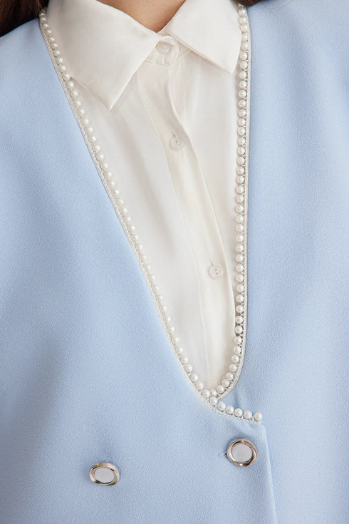 طقم بتفاصيل من اللؤلؤ لون أزرق فاتح