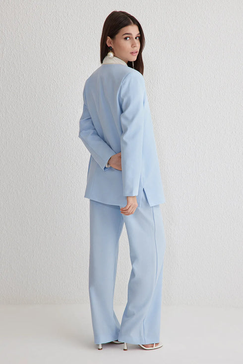 طقم بتفاصيل من اللؤلؤ لون أزرق فاتح