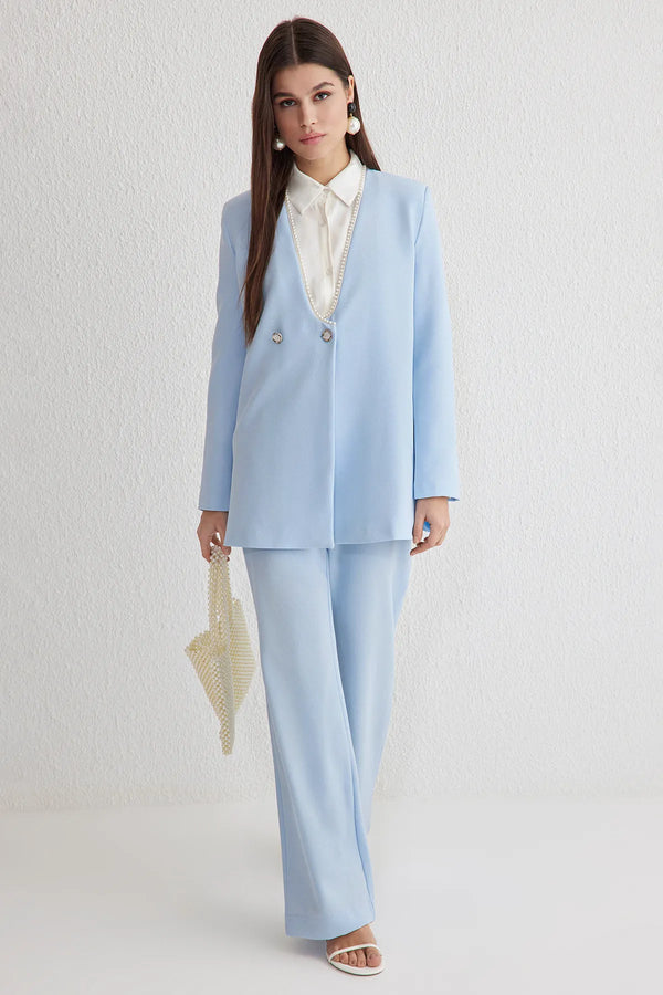 طقم بتفاصيل من اللؤلؤ لون أزرق فاتح