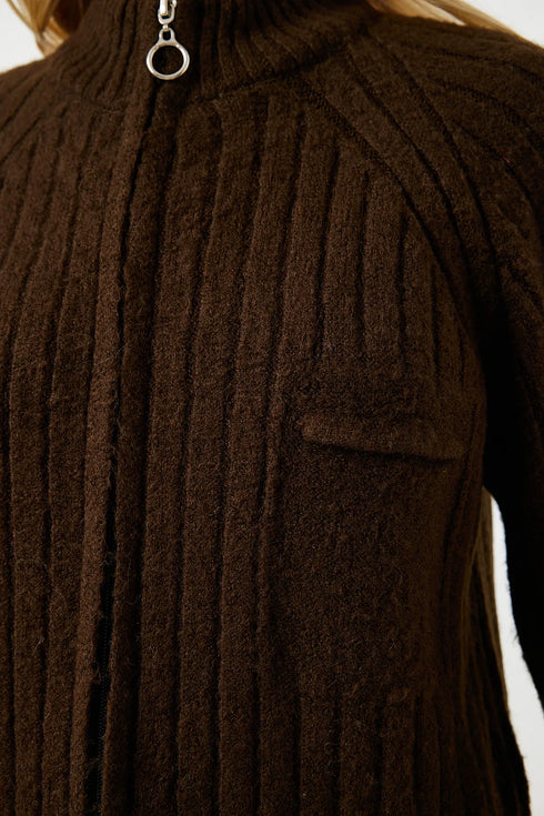 جرزة صوفية ناعمة باللون البني الغامق