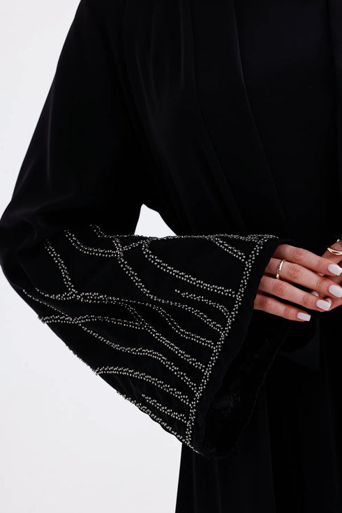 عباية لون أسود أنيقة بتفاصيل حجرية