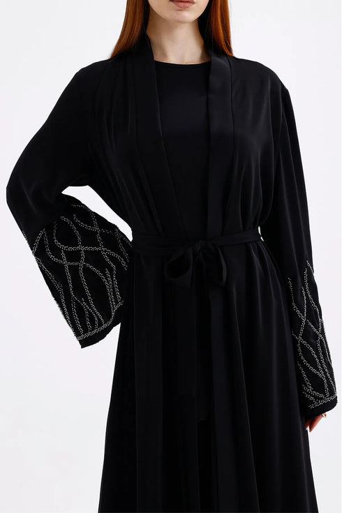 عباية لون أسود أنيقة بتفاصيل حجرية