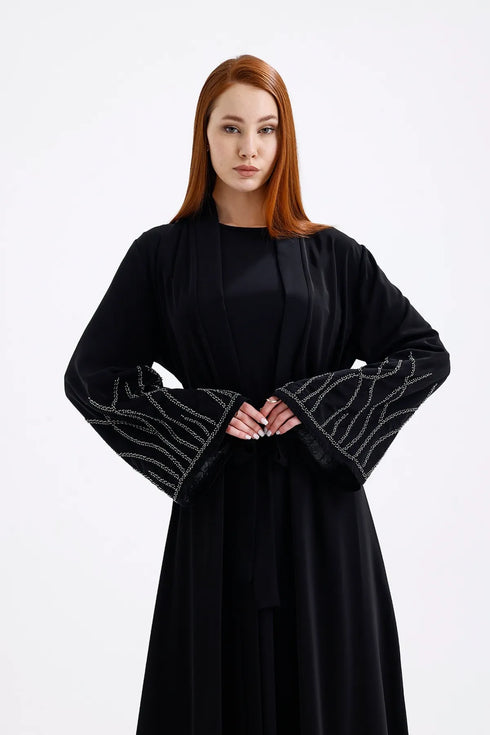عباية لون أسود أنيقة بتفاصيل حجرية