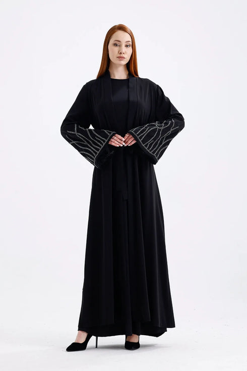 عباية لون أسود أنيقة بتفاصيل حجرية