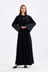 عباية لون أسود أنيقة بتفاصيل حجرية