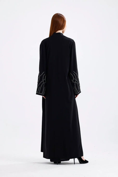 عباية لون أسود أنيقة بتفاصيل حجرية